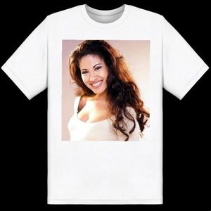 Selena graphic tee. 🤍